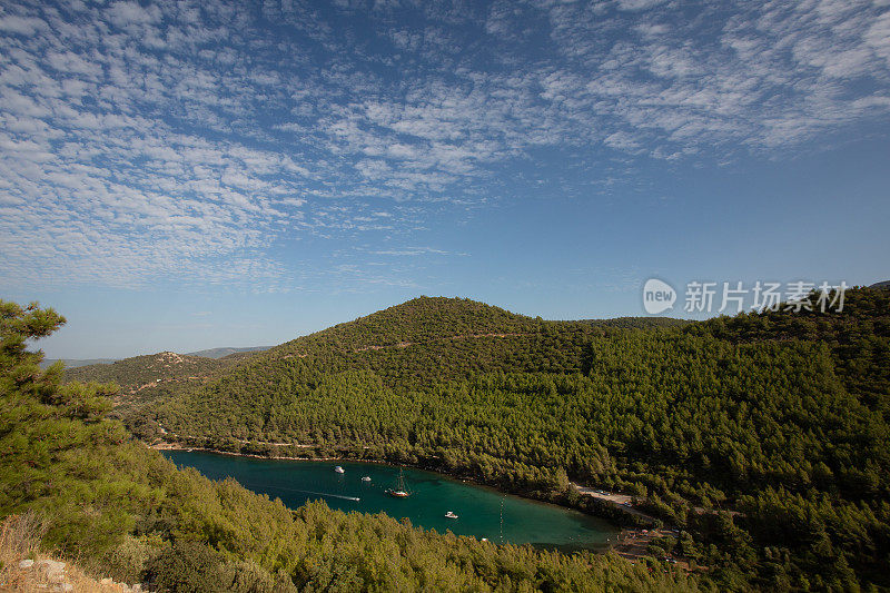 Cennet Koyu天堂湾位于土耳其博德鲁姆的爱琴海度假胜地图尔布库附近